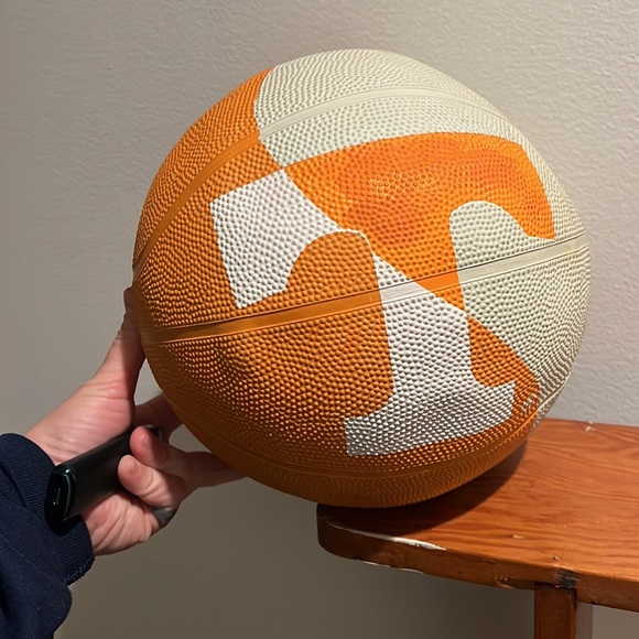 Baden University of Tennessee basketball - Picture 3 of 3